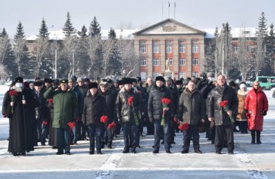 В День защитника Отечества Губернатор Андрей Травников возложил цветы к Вечному Огню на Монументе Славы