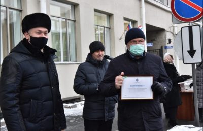 Губернатор Андрей Травников вручил медикам ключи от автомобилей скорой помощи