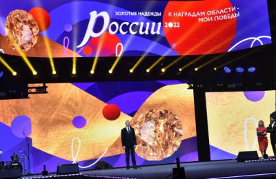 «Золотые надежды России». Губернатор поздравил новосибирских выпускников-медалистов с высокими результатами в учёбе