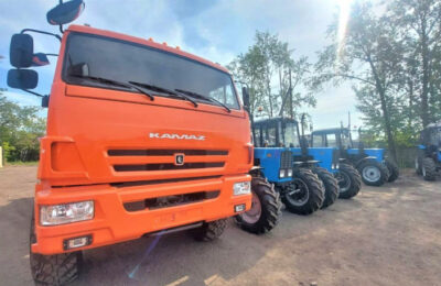Новые тягачи КамАЗ и колесные тракторы получили лесхозы региона по нацпроекту «Экология»
