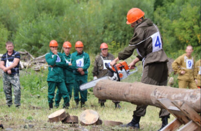 Испытания с мотопомпой: в регионе выбрали лучшего лесного пожарного