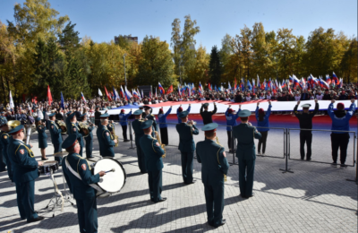 Митинг-концерт в поддержку Президента России и референдума на Донбассе собрал более 7 тысяч новосибирцев
