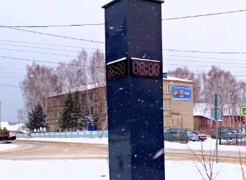На улице Ленина в Сузуне установлена стела с уличными светодиодными часами