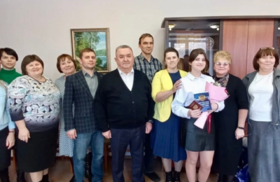 Замсекретаря реготделения партии Валерий Ильенко поздравил девушку из ЛНР с получением российского паспорта 