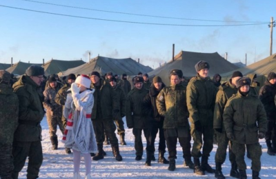 Снегурочка и Дед Мороз пришли к мобилизованным в Новосибирске