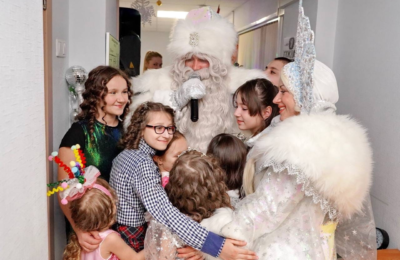 Маленьких и взрослых жителей Донбасса пришли поздравить Дед Мороз, Снегурочка и Заяц