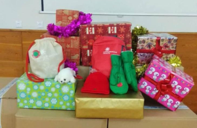 Шапки и рюкзаки с конфетами на Новый год подарят новосибирцы детям Беловодска