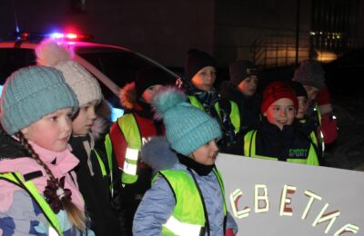 Сотрудники ГИБДД вручили юным пешеходам светоотражающие элементы