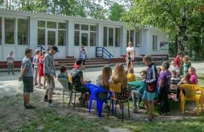 Дети новосибирских участников СВО получат право на внеочередной и льготный летний отдых