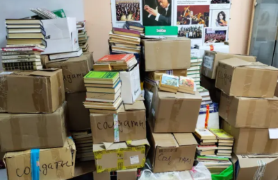 Книги, собранные заботливыми сибиряками для Запорожья, ждут отправки из Донецка в Мелитополь