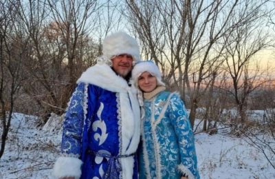 Новосибирский Дед Мороз-перегонщик УАЗа поздравил детей Донбасса