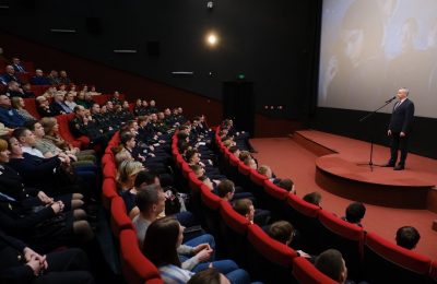 Губернатор Андрей Травников вместе с сотнями новосибирцев стал участником предпремьерного показа фильма «Нюрнберг»