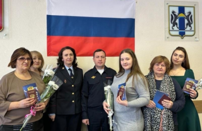 В Новосибирске полицейские вручили паспорта Российской Федерации жителям, прибывшим из ДНР