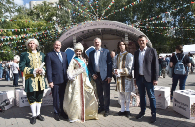 Губернатор Андрей Травников приветствовал гостей и участников VIII Международного фестиваля «Немецкая слобода-2023»