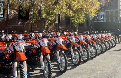 По поручению губернатора Андрея Травникова в зону проведения СВО отправлены мотоциклы высокой проходимости