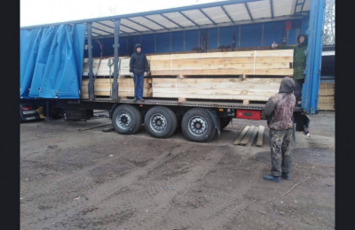 Гуманитарный груз и более 2,5 тысяч кубометров лесоматериала переданы от Новосибирской области на передовую