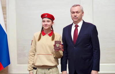 В День Конституции РФ, в Большом зале Правительства Новосибирской области состоялось торжественное вручение паспортов в рамках программы «Мы — граждане России!» 