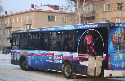 Брендированный автобус радует жителей Сузуна
