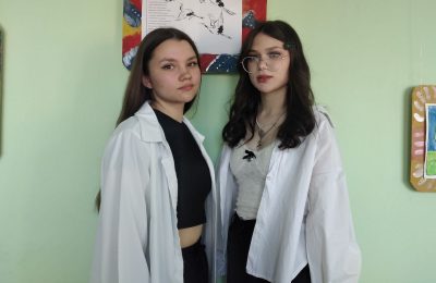 Выпускницы одиннадцатого класса Бобровской средней школы мечтают