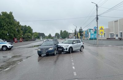 Две машины не поделили дорогу в Сузуне