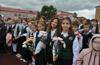 Сегодня двери Сузунской средней школы № 301 им. В. А. Левина вновь распахнулись для учеников.