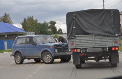 Два автомобиля не поделили дорогу в Сузуне