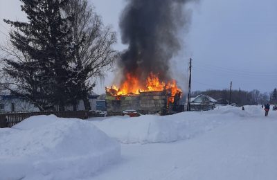 Пожар уничтожил два автомобиля и гараж