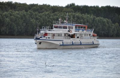 Плывёт по сибирской реке